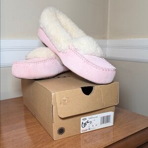 NWT UGG Women's Soft Pink and Cream Slippers
